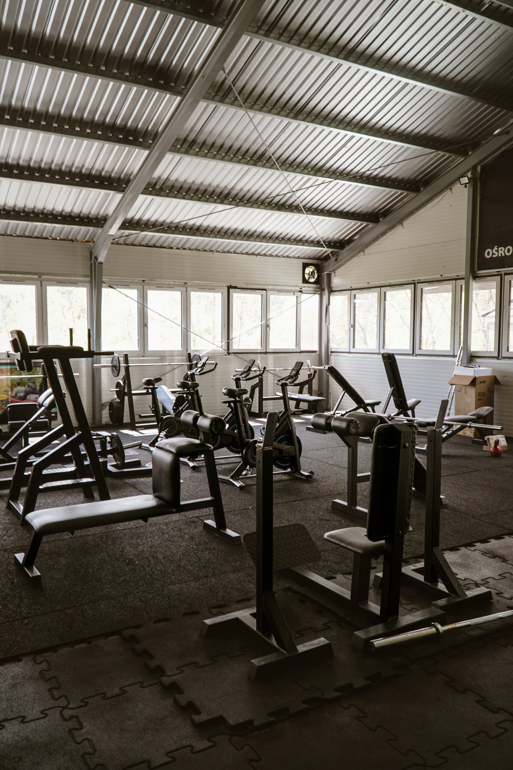 Sala fitness z maszynami i hantlami — Bieszczadia OMS