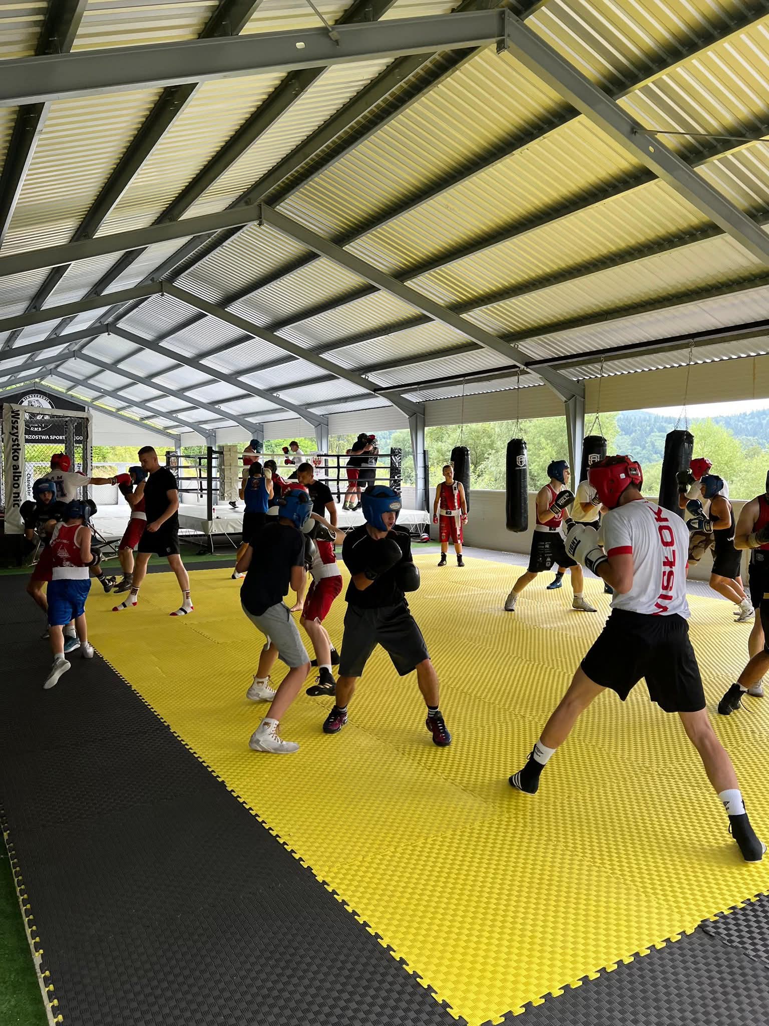 Trening grupowy bokserski w hali Bieszczadia