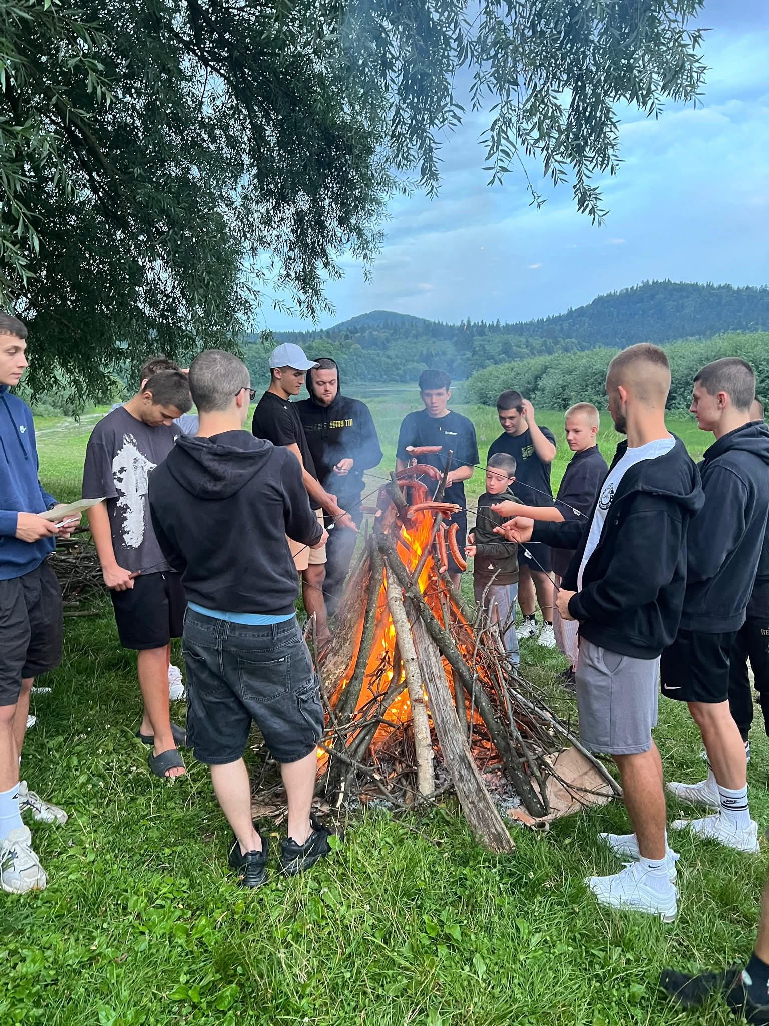 Ognisko grupowe wieczorem nad Solina