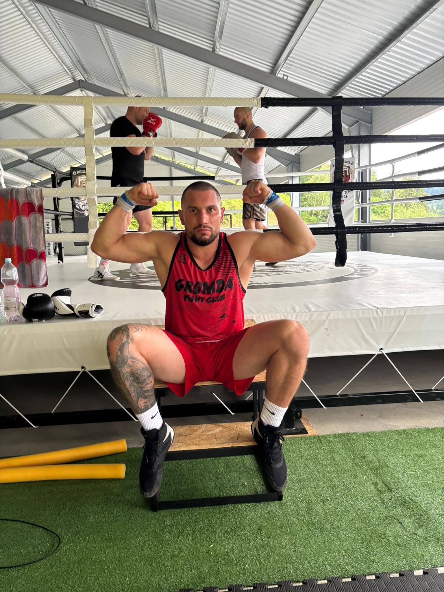 Zawodnik MMA pozujacy w ringu